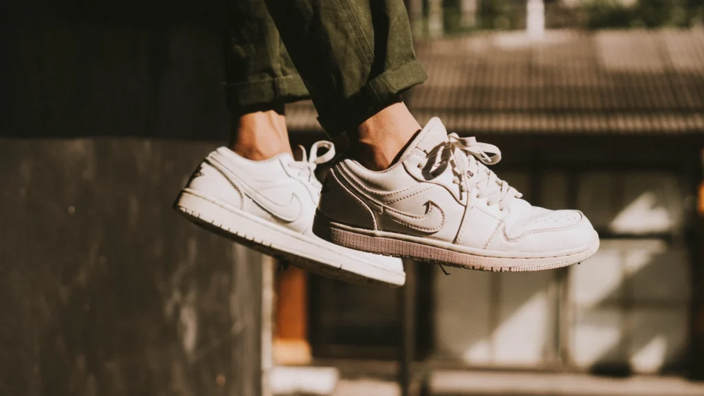 Dynamiczne ujęcie osoby w modnych sneakersach, skaczącej na zewnątrz w egzotycznym otoczeniu Bali.